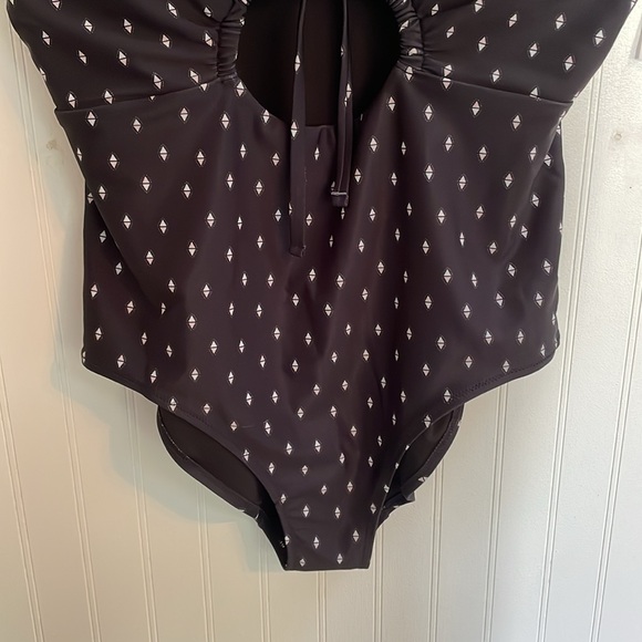 OLD NAVY Front Cutout One-Piece Swim Bathing Suit Geometric Print Size 2X NWT - Picture 7 of 13